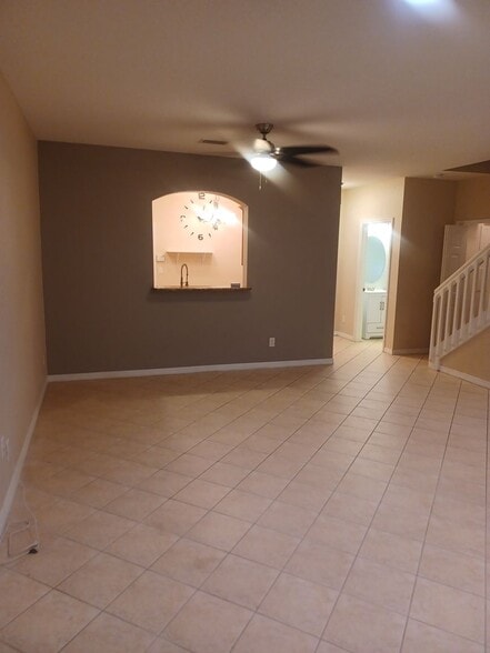 Building Photo - Townhouse with Amenities Galore: 3 BR / 2.5 Bath In The Colonnade Community