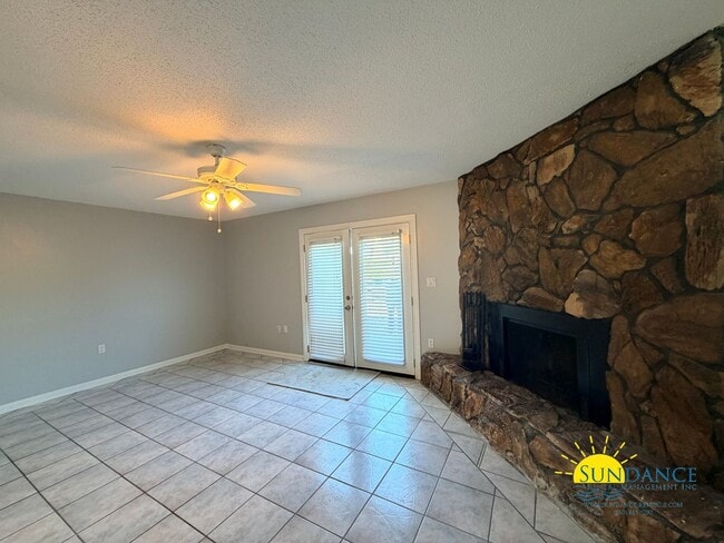 Building Photo - Charming Two-Story Townhome Near the Beach!