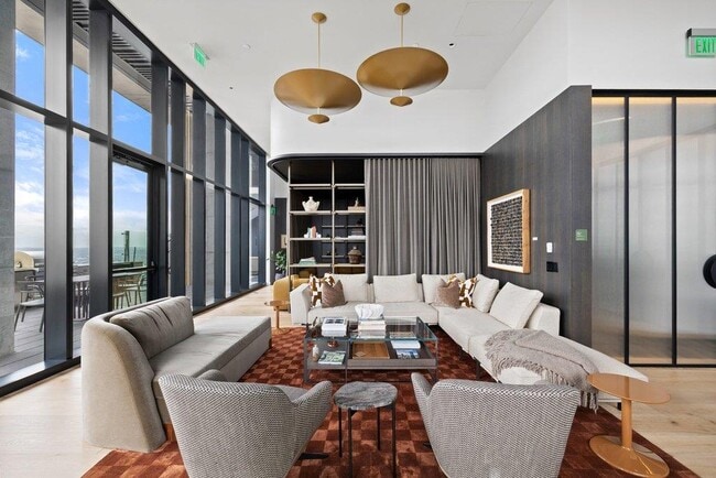 Building Photo - 610 Davis St