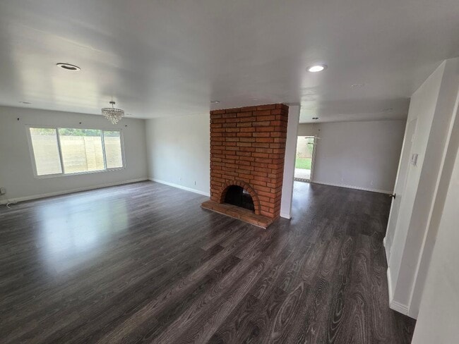 Building Photo - SPACIOUS 4BD/2BA WITH GARAGE, LAUNDRY AND ...