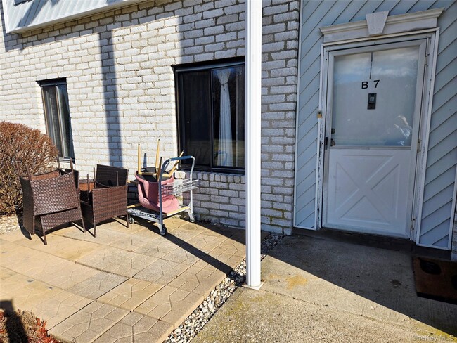 Building Photo - 7 Boulder Ct