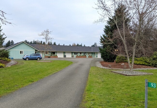 Building Photo - 2 bed, 2 bath, 1 car garage- water, sewer and yard care included!