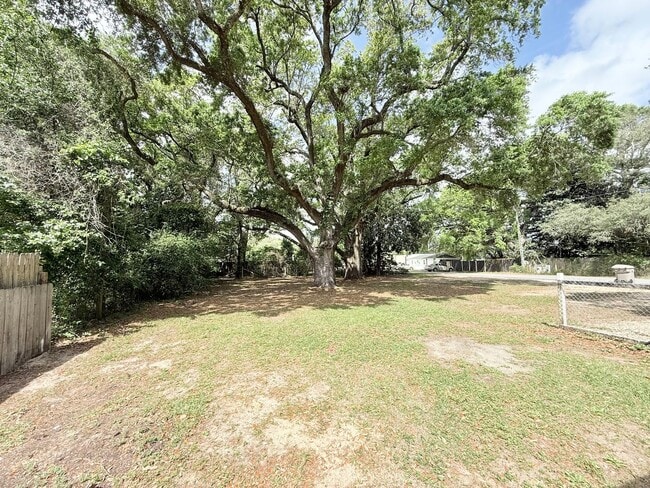 Building Photo - Charming 2-Bedroom Home