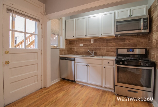 Building Photo - 1626 W Sherwin Ave