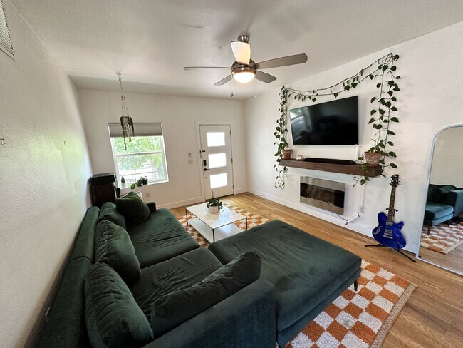 Building Photo - "Charming 2-Bed, 2-Bath Home with Gleaming Hardwood Floors in Vibrant Denver!"