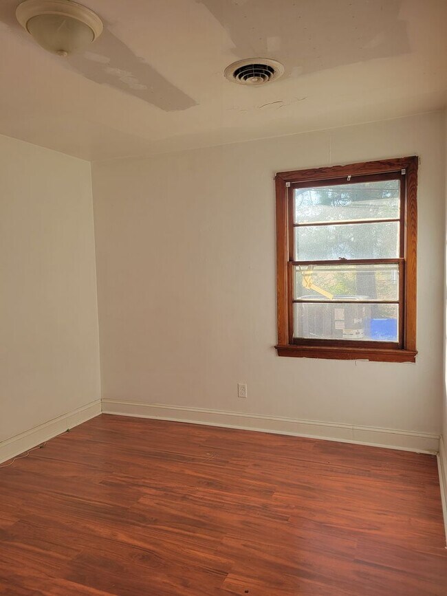 Building Photo - 205 Kelly Dr