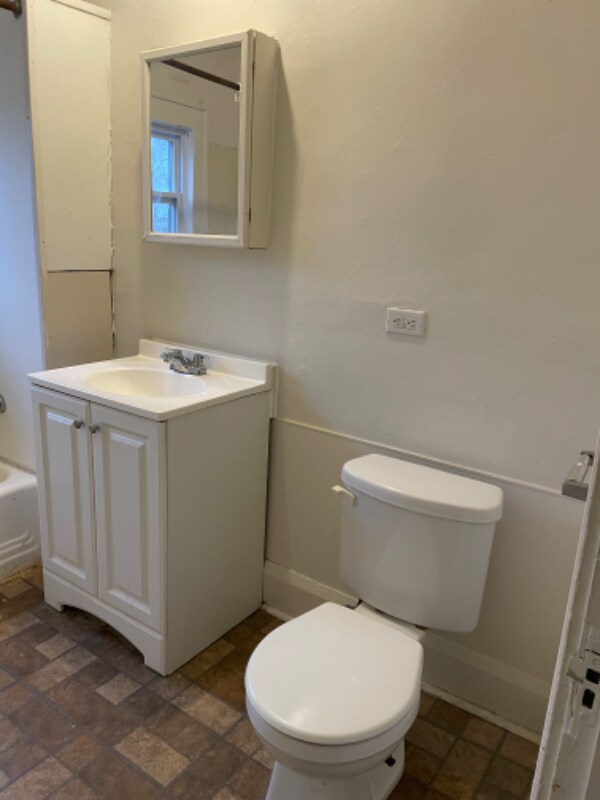 Building Photo - 5 Circle St