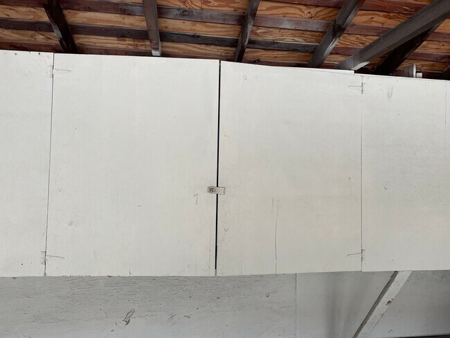 Building Photo - Sunny Upstairs Two Bedroom Unit with Large...