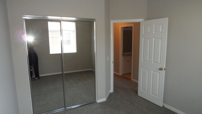 Building Photo - 33 Bonsall
