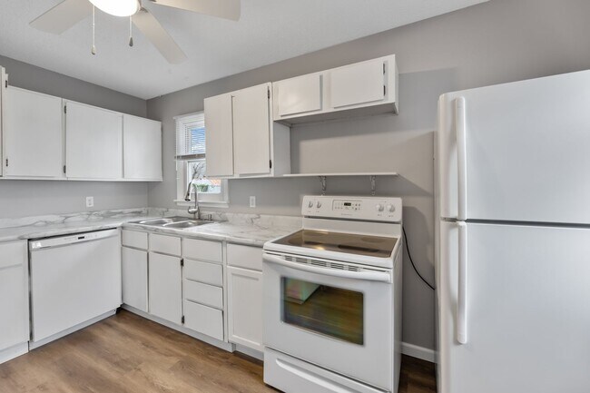Building Photo - Move in ready - 2 Bed 1 Bath In Quiet Neig...