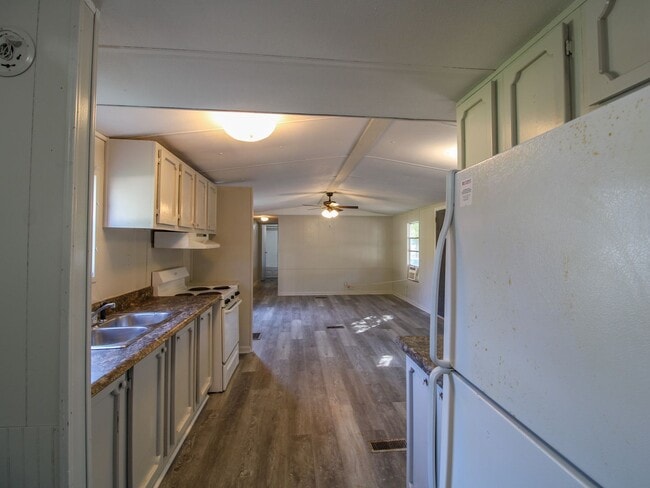 Building Photo - New Rental at River Road Estates!