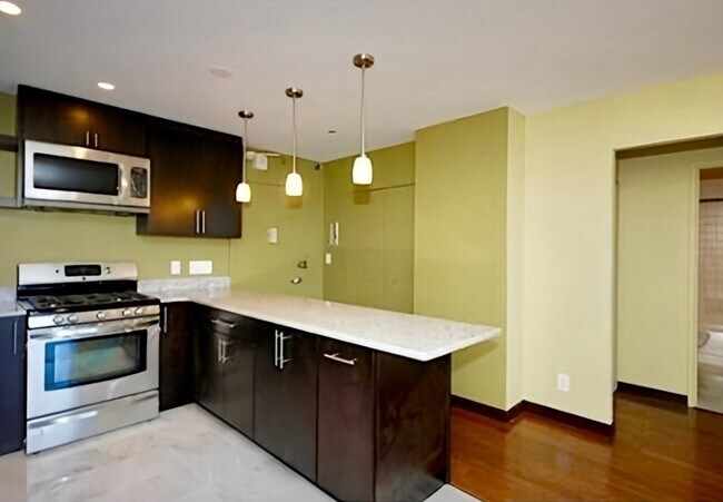 Building Photo - 33 Pond Ave