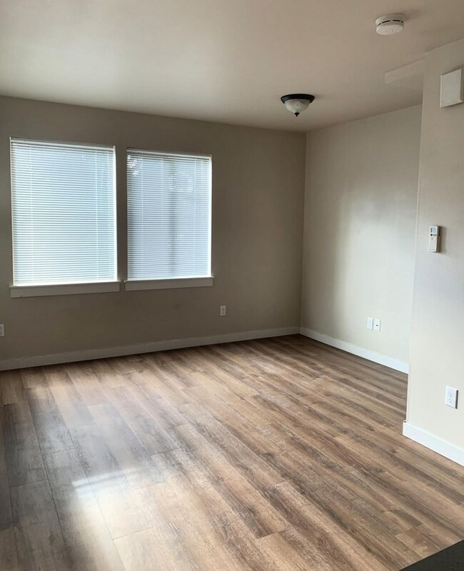 Building Photo - AVAILABLE NOW - Newer 2 bedroom/1.75 bathr...