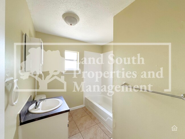 Building Photo - 5836 Charlton Dr