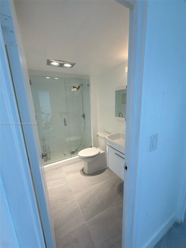 Building Photo - 3625 N Country Club Dr