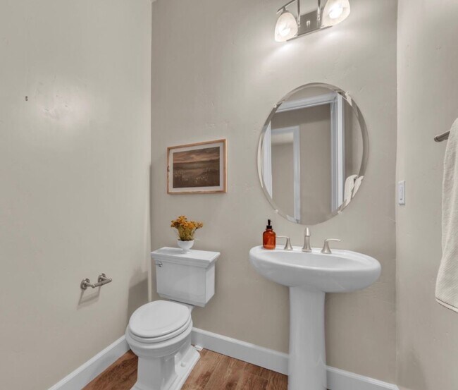 Building Photo - 612 Idlewood Pl
