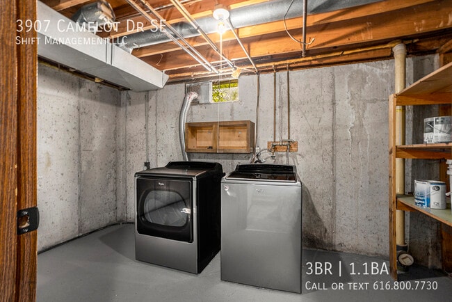 Building Photo - 3907 Camelot Dr SE