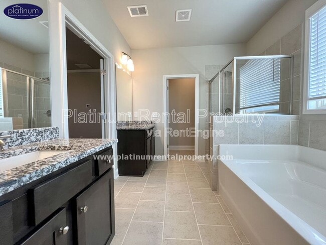 Building Photo - 2360 Manor Pointe Dr