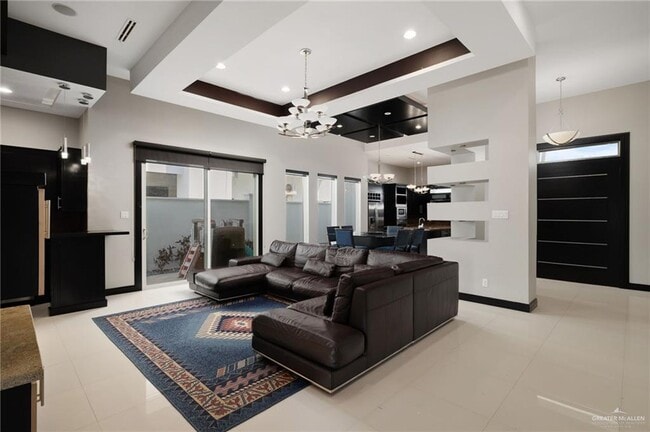 Building Photo - 305 N Mockingbird Ave