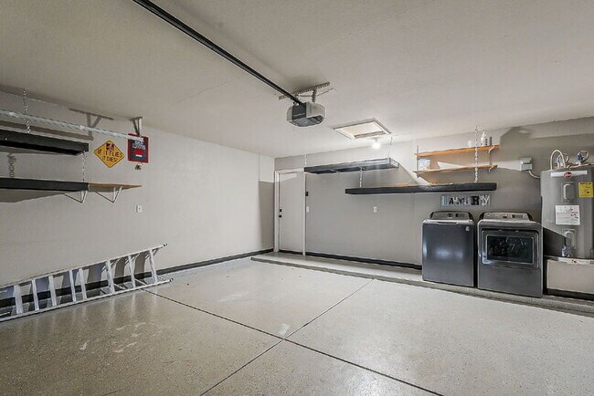 Building Photo - 841 N Hillridge