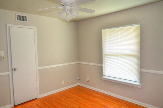 Building Photo - 2434 Dunloe Dr