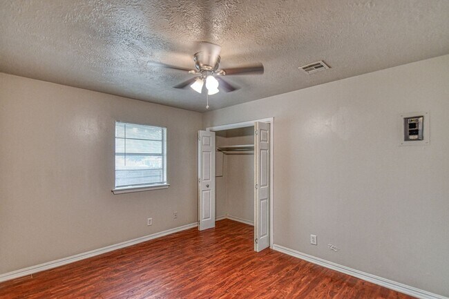 Building Photo - 711 S Jenkins Ave