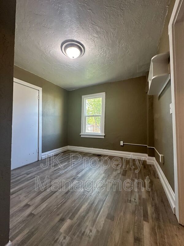 Building Photo - 602 2nd Ave S