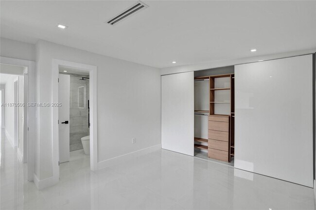 Building Photo - 1931 NE 186th Dr