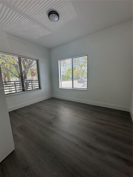Building Photo - 638 SW 21st Ave