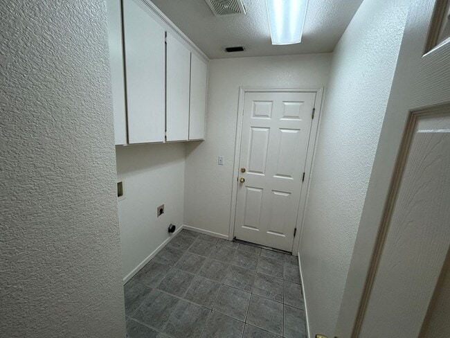 Building Photo - Rent Today LEASE!! Elegant 3-Bedroom Home with Modern Design & Prime Location