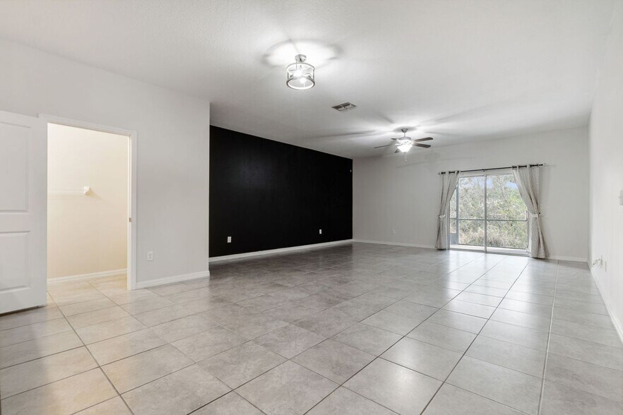 Building Photo - 10687 Lake Montauk Dr
