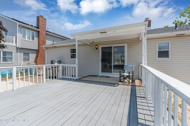Building Photo - 205 S Shore Dr