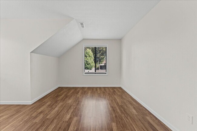 Building Photo - Renovated 4-bdrm, 2-bath Tualatin home—Corner lot, fenced yard, & prime location