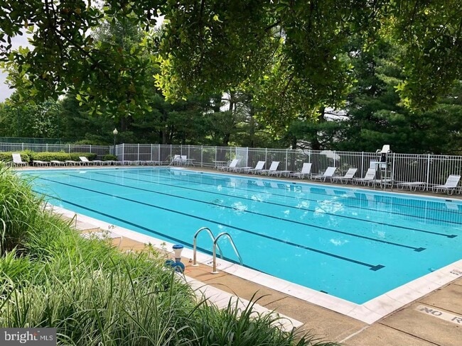 Building Photo - Gorgeous 2bd 2bth updated penthouse condo in sought after New Town community.