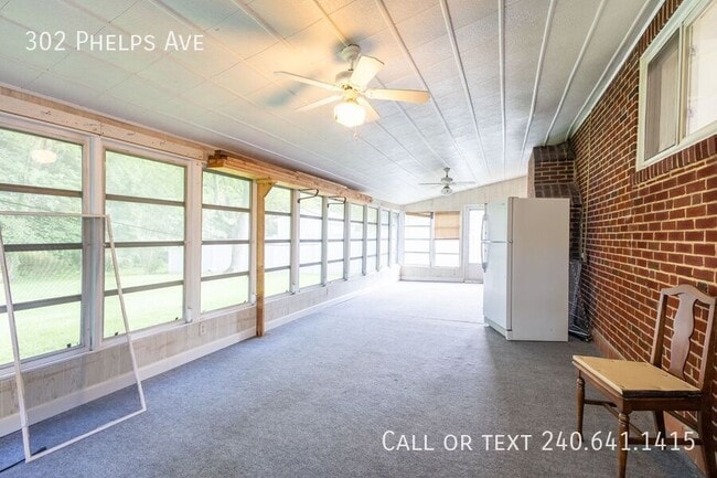 Building Photo - 302 Phelps Ave