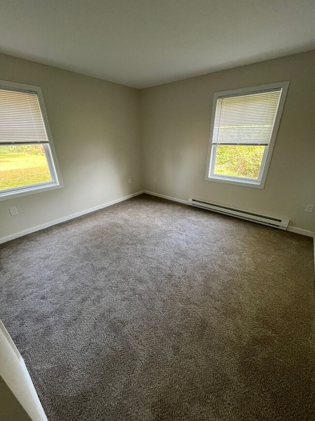 Building Photo - Renovated Apartment available in Rochester, NH!