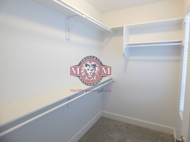 Building Photo - Great 3 Bd 2.5 Ba Townhome Rooftop Views