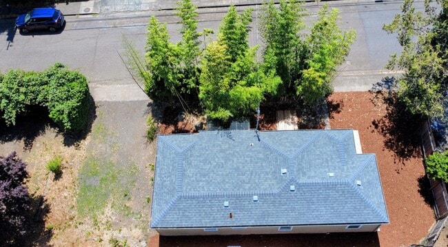 Building Photo - 25 E 32nd Ave
