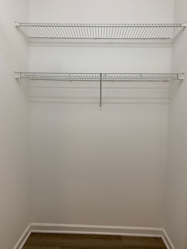 Building Photo - 3 Bedroom, 2 Bath House Available Now on Hillsdale Drive