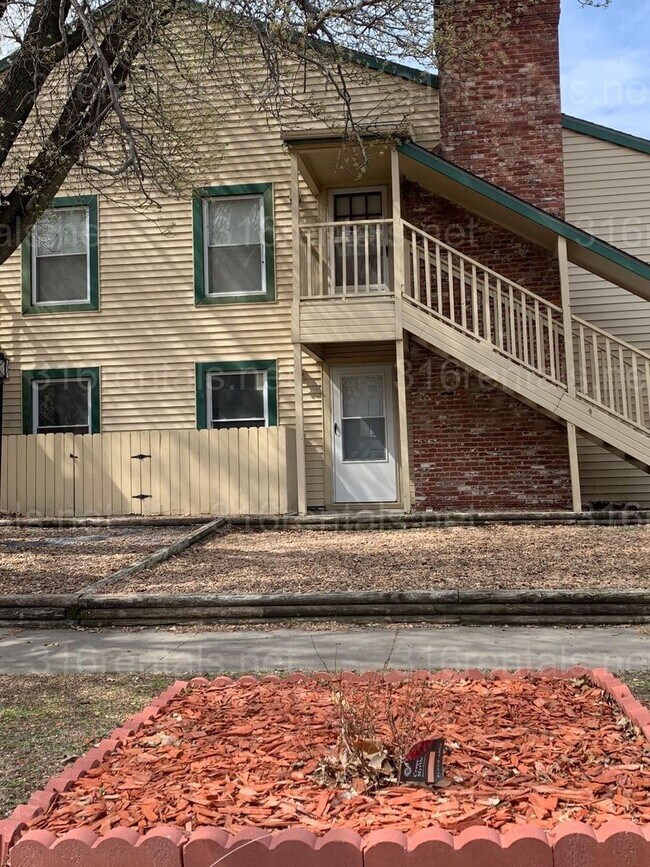 Building Photo - $925 - 2 bedroom 1 bath - Beautiful apartm...