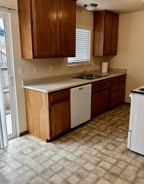 Kitchen - 1232 W Harbeck Rd