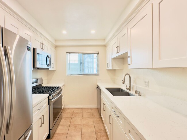 Building Photo - 525 E Verdugo Ave