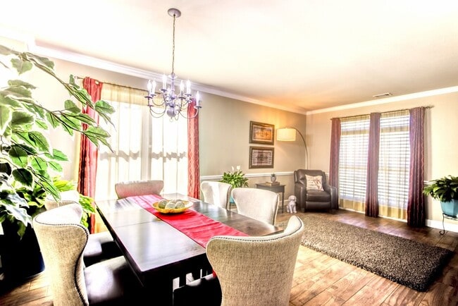 Building Photo - Beautifully Maintained 4 bed/3bath 2 Story...