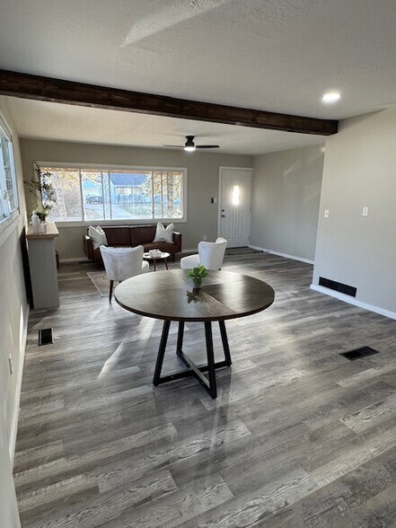 Building Photo - 2725 Danz Ave