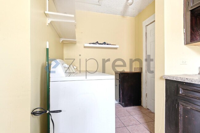 Building Photo - Unit