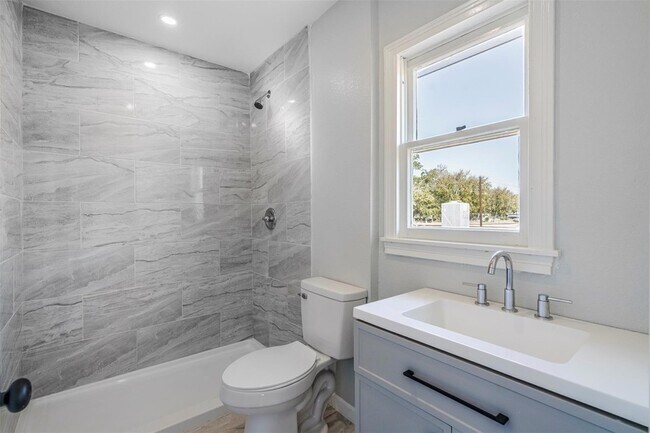 Building Photo - 1819 Pecan St