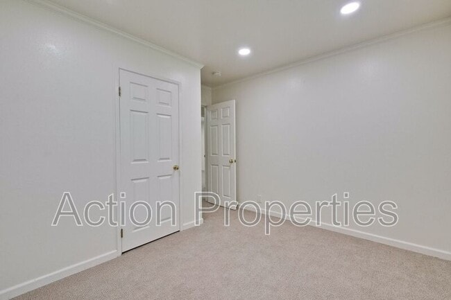 Building Photo - 1128 Kentwood Ave