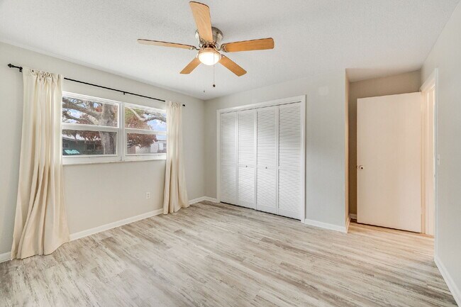 Building Photo - Beautiful 4 bedroom, 2 bathroom in Satellite Beach! NO HOA!!