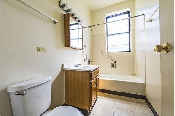 Interior Photo - 5051 S Forrestville