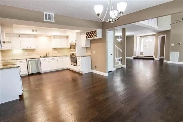 Building Photo - 9401 Blue Jay Way